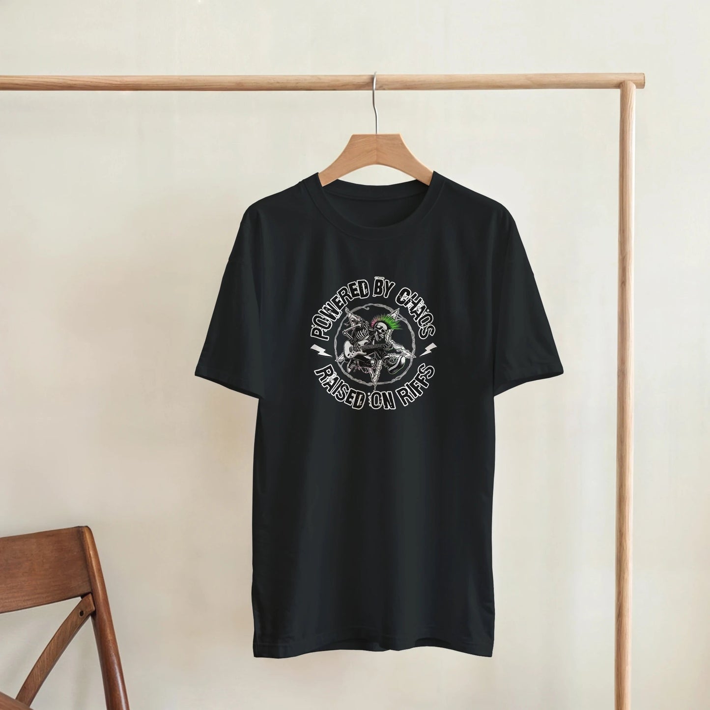 Powered by chaos / raised on riffs | Unisex t - skjorte med klassisk passform - Print Material - Iskyns.no