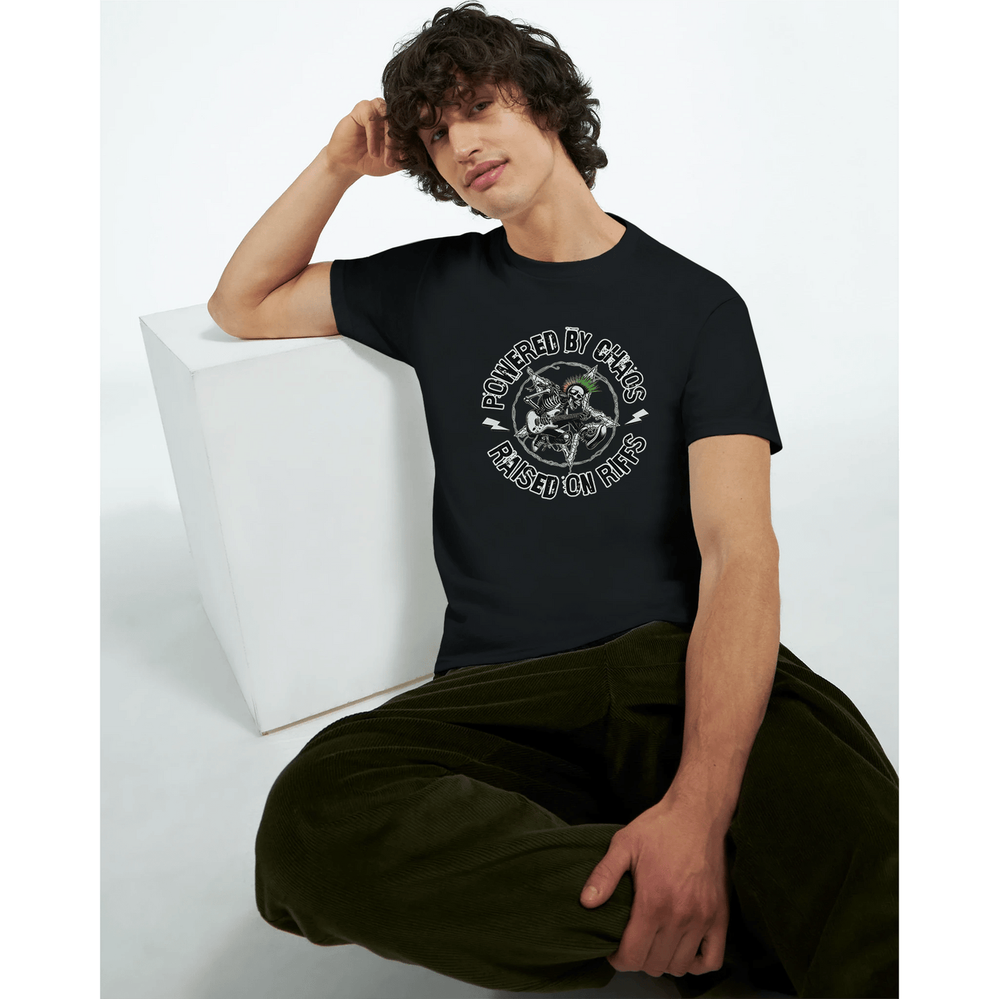 Powered by chaos / raised on riffs | Unisex t - skjorte med klassisk passform - Print Material - Iskyns.no