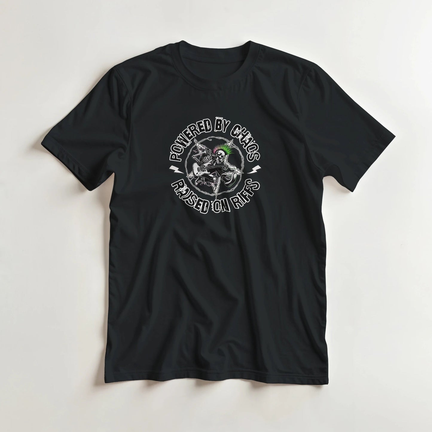 Powered by chaos / raised on riffs | Unisex t - skjorte med klassisk passform - Print Material - Iskyns.no