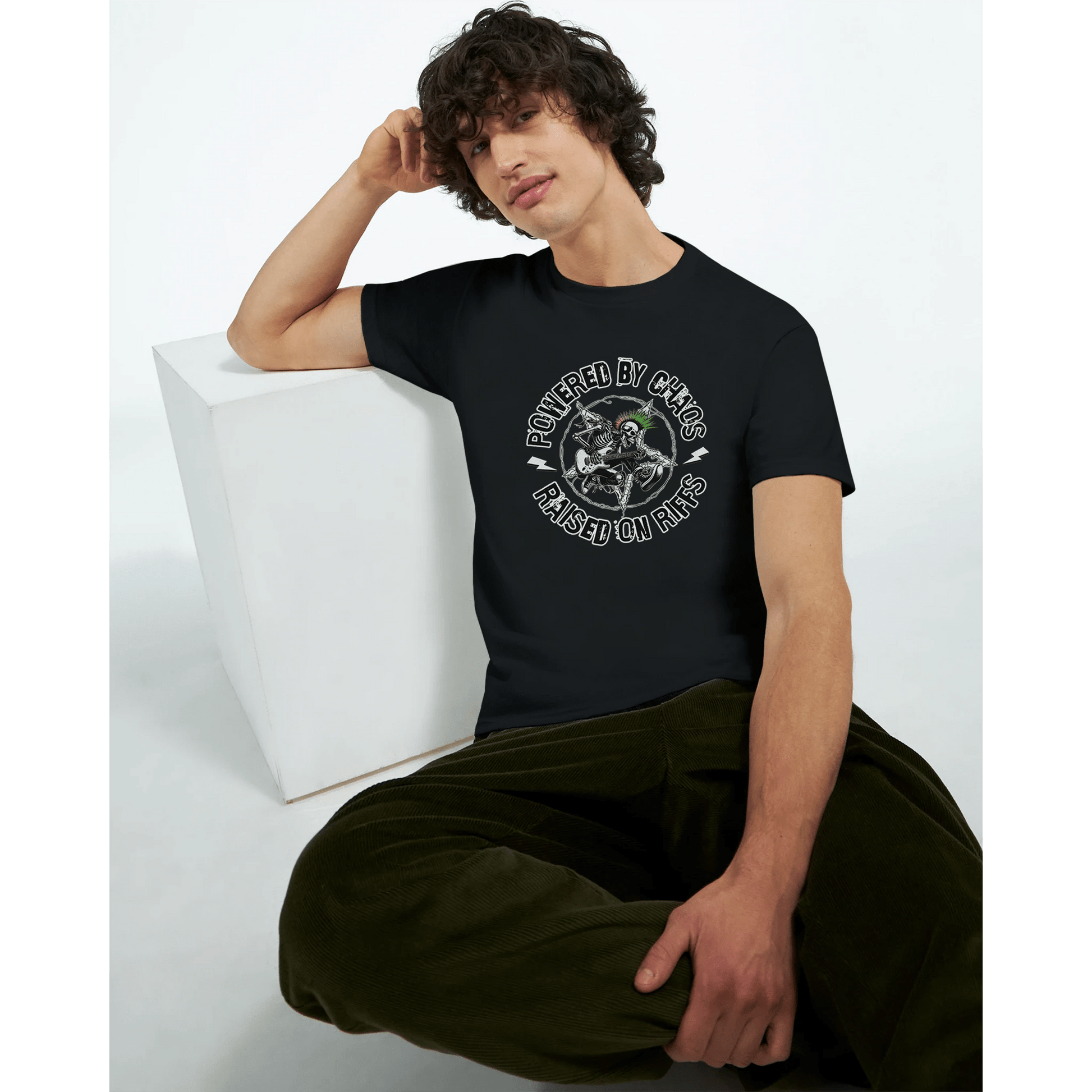 Powered by chaos / raised on riffs | Unisex t - skjorte med klassisk passform - Print Material - Iskyns.no