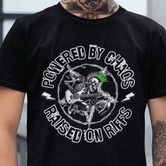 Powered by chaos / raised on riffs | Unisex t - skjorte med klassisk passform - Print Material - Iskyns.no