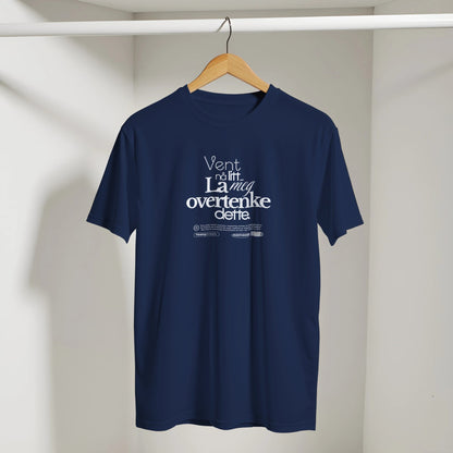 Vent nå litt...La meg overtenke dette | Unisex t - skjorte med klassisk passform - Print Material - Iskyns.no